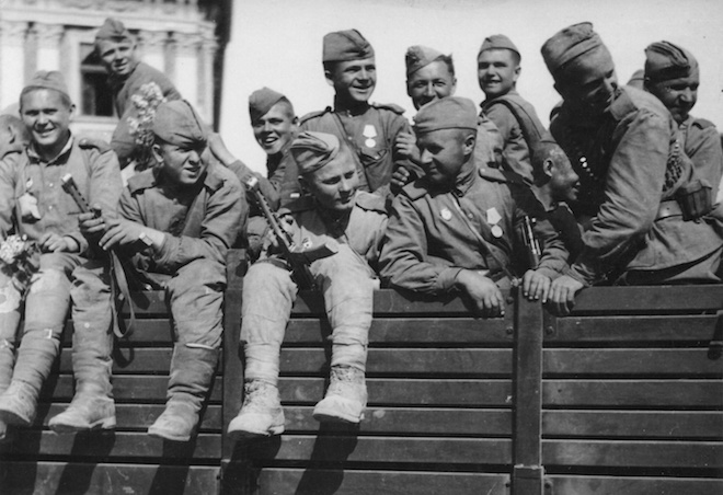 Rudoarmějci přijíždějí do Znojma (květen 1945). Zdroj: Jihomoravské muzeum ve Znojmě, sbírka fotografií, sign. F IV/1275